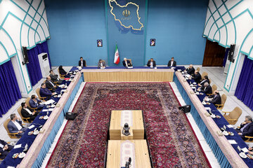 هشدار عارف به دستگاه‌های دولتی؛ کشاندن اختلافات به فضای رسانه‌ای ممنوع!/ افراد بدون وابستگی سیاسی جذب دستگاه‌ها شوند