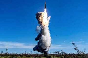 وبگاه عبری: ایران ۲۰۰۰ موشک بالستیک دارد که میتوانند به اسرائیل برسند