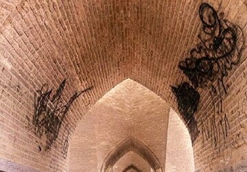 پاکسازی دیواره‌های سی و سه پل اصفهان از یادگارنوشته‌ها