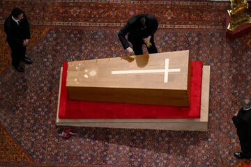 «پل بسازید، نه دیوار»؛ کنایه به «ترامپ» در خطبه مراسم تشییع «پاپ»