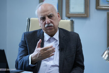 پیشنهاد اقتصاددان مشهور در باره شناور کردن نرخ ارز: مذاکرات ایران و آمریکا فرصتی است که نرخهای متعدد ارز را برچینید/ از تجربه کشورها استفاده کنید