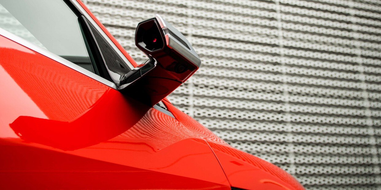 چرا اشیا در آینه بغل خودرو نزدیکتر از آنچه به نظر میرسند هستند؟