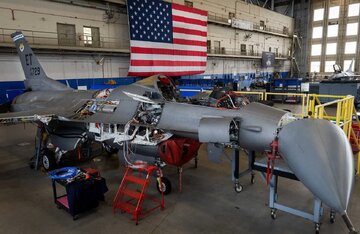 کنترل جنگنده اف ۱۶ از دست خلبان خارج شد / جنگنده یا ربات پرنده؟