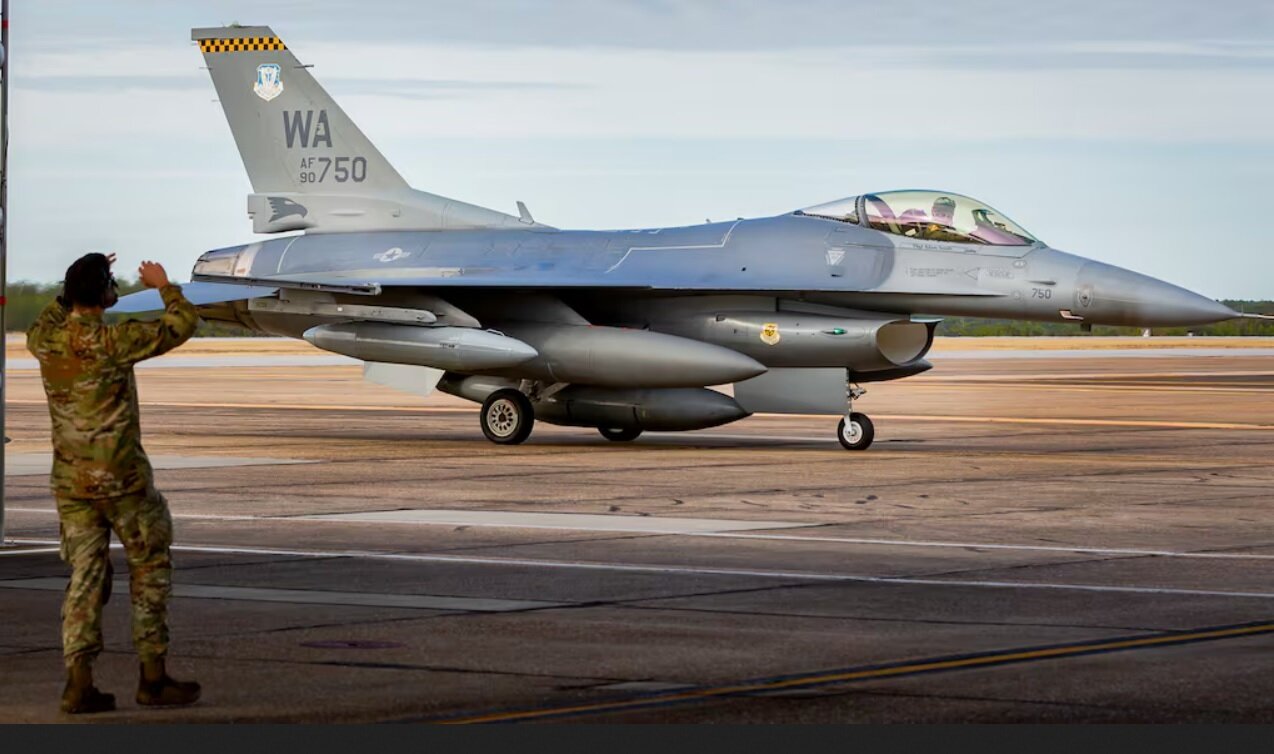 کنترل جنگنده اف ۱۶ از دست خلبان خارج شد / جنگنده یا ربات پرنده؟