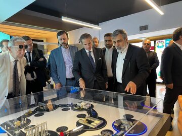 گروسی از نمایشگاه دستاوردهای صنعت هستهای بازدید کرد