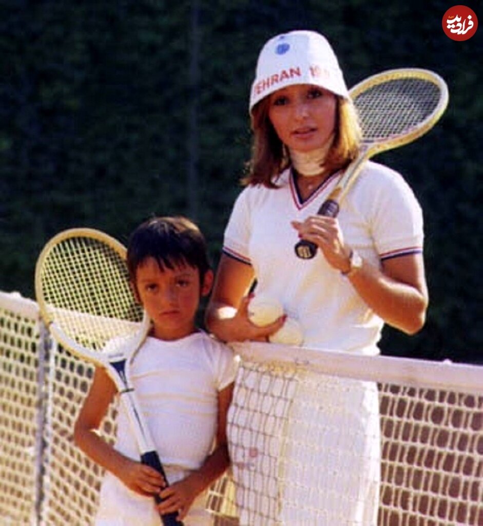 «گوگوش و پسرش کامبیز در زمین تنیس»؛ دهه ۵۰/ عکس