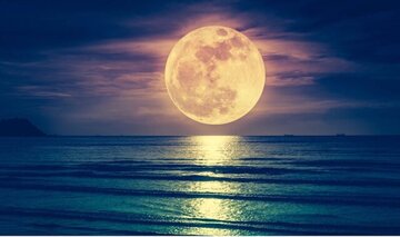 یک عکس متفاوت از ماه در مرز سایهها