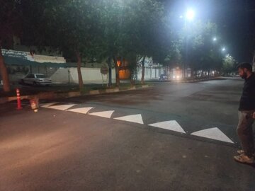 آغاز رنگ‌آمیزی سرعت‌کاه‌ها و موانع ترافیکی در سطح شهر شوش