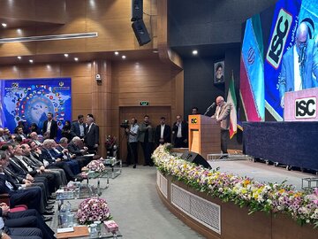 استاندار خوزستان در نشست دیپلماسی اقتصادی: خوزستان پیشران توسعه ملی است / بخش خصوصی نجات‌بخش اقتصاد کشور