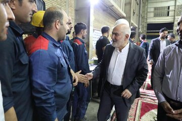 استاندار خوزستان در کنار کارگران فولاد تاشا؛ از خط تولید تا سفره کارگری