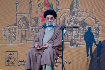 اظهارات امام جمعه اصفهان درباره میراث فرهنگی/ ده بیست تایش را نگه دارید / پنجره تاریخی را به کنار پرت کنید و نو به جای آن بسازید