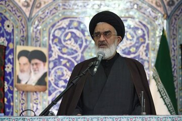 امام جمعه قم: آمریکا گزینه ای جز مذاکره با ایران ندارد/ گوش دادن مدام تحلیل های ضدانقلاب به معنی پذیرش ضمنی آنهاست/ همگان گوش به فرمان رهبری باشند