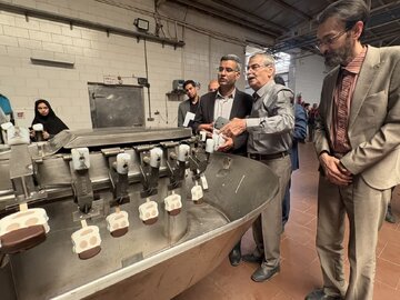 بازدید مسئولین شهرستان میبد از واحد های تولیدی شرکت بستنی سپید و شرکت یاس کیسه