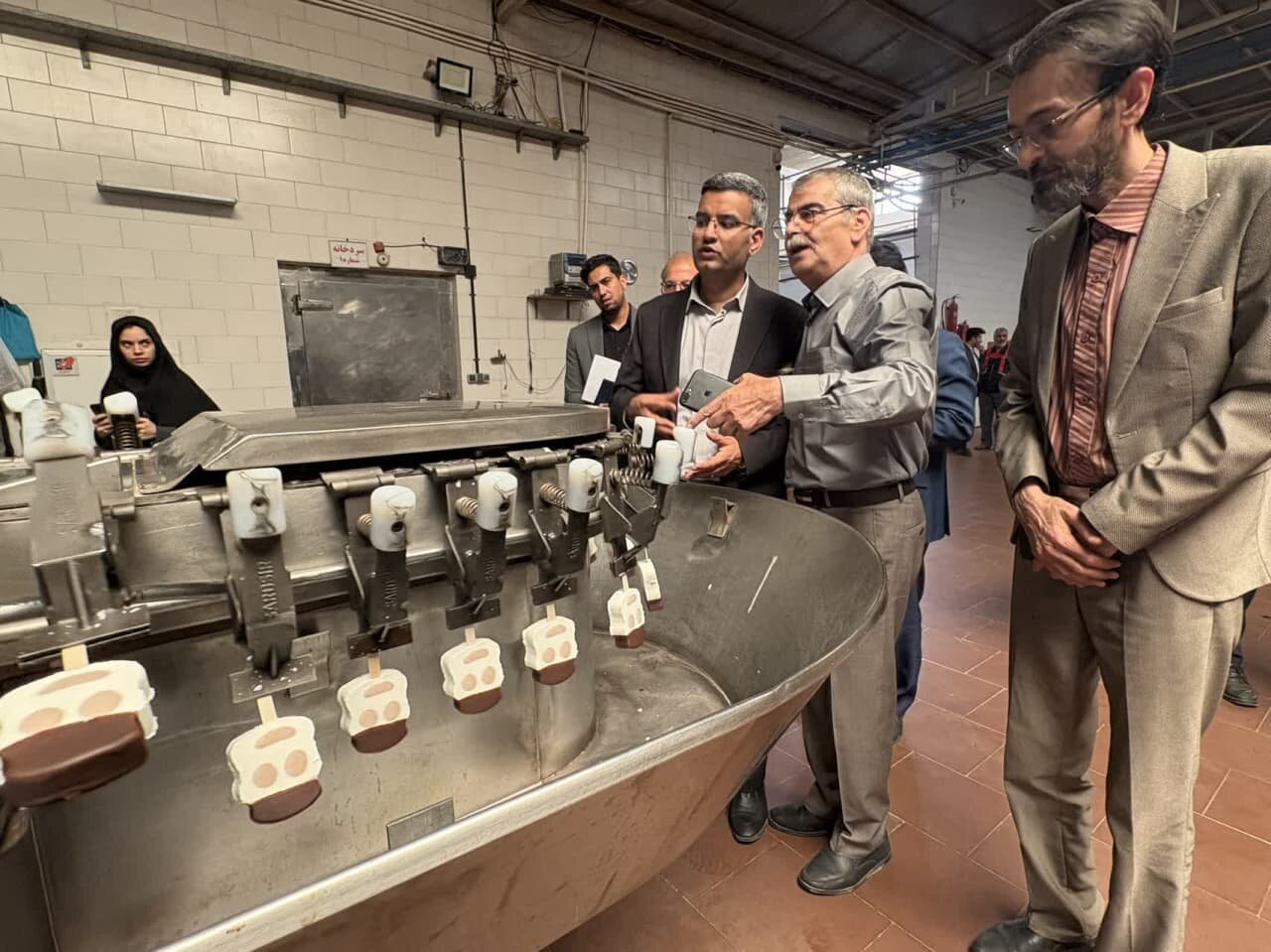 بازدید مسئولین شهرستان میبد از واحد های تولیدی شرکت بستنی سپید و شرکت یاس کیسه
