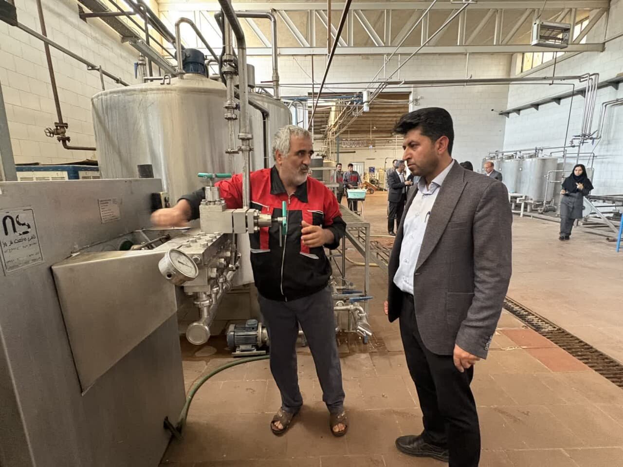 بازدید مسئولین شهرستان میبد از واحد های تولیدی شرکت بستنی سپید و شرکت یاس کیسه