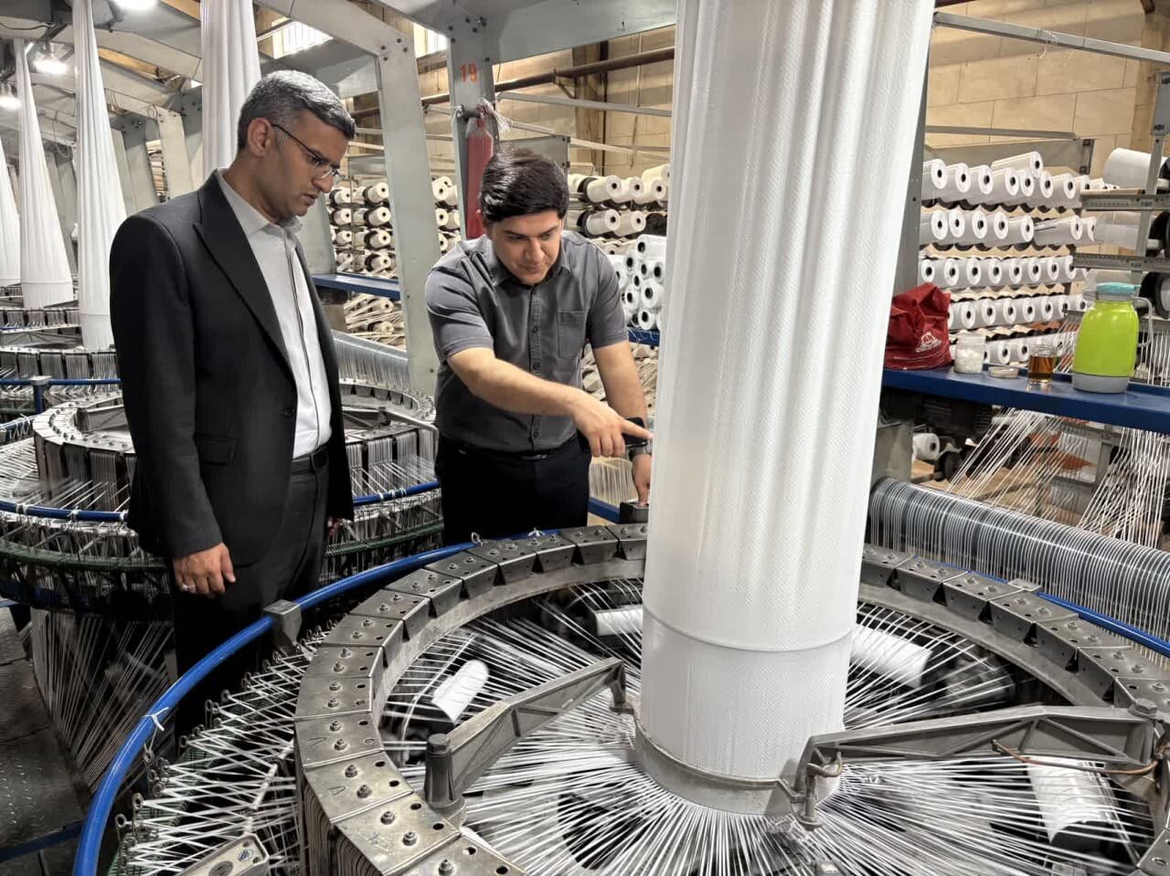 بازدید مسئولین شهرستان میبد از واحد های تولیدی شرکت بستنی سپید و شرکت یاس کیسه