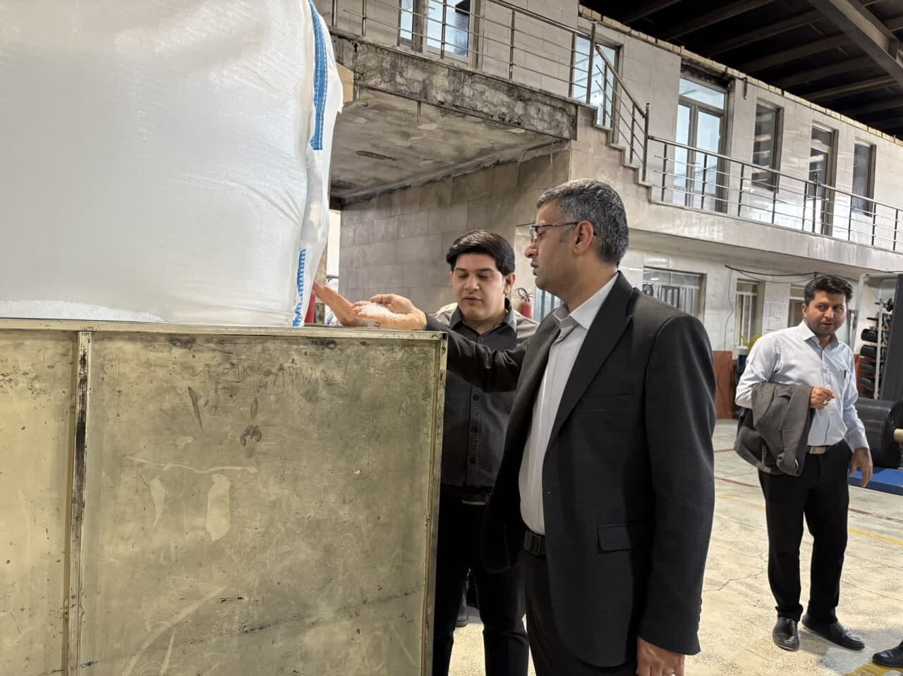 بازدید مسئولین شهرستان میبد از واحد های تولیدی شرکت بستنی سپید و شرکت یاس کیسه