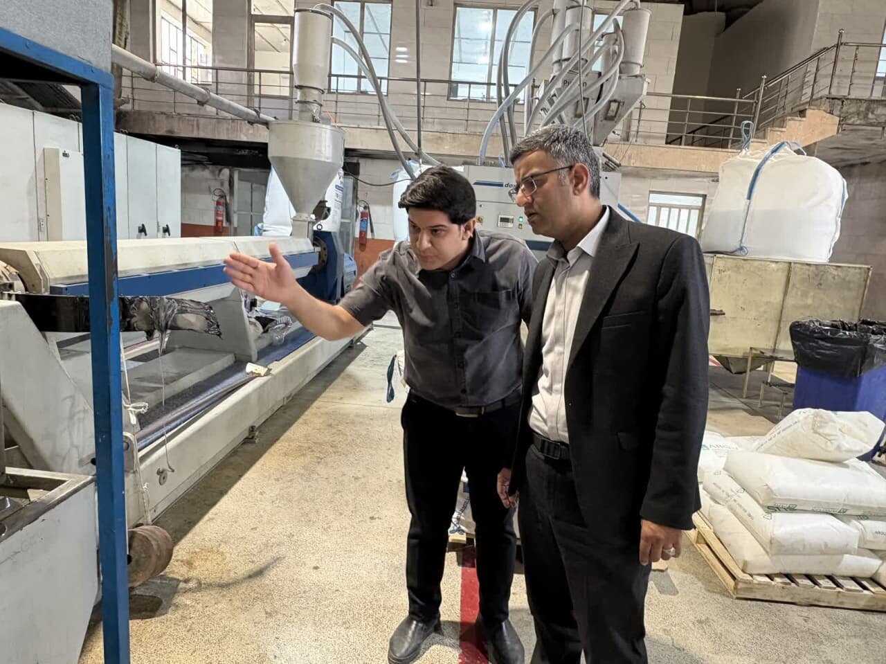 بازدید مسئولین شهرستان میبد از واحد های تولیدی شرکت بستنی سپید و شرکت یاس کیسه