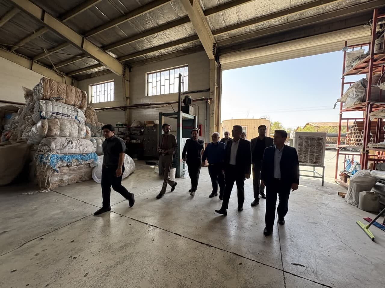 بازدید مسئولین شهرستان میبد از واحد های تولیدی شرکت بستنی سپید و شرکت یاس کیسه