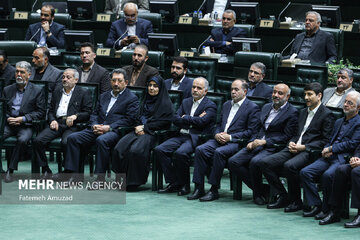 تصاویری از حضور احمد خاتمی و مخبر در صحن مجلس/ پزشکیان به میان همکاران سابق خود رفت
