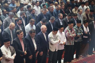 تصاویری از قالیباف در نماز جمعه جاکارتا/ شیعه و سنی در کنار هم