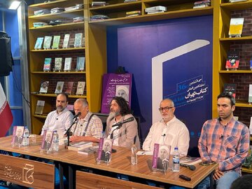 تصاویری از همنشینی حسام الدین آشنا و صادق زیباکلام بخاطر یک کتاب درباره حسن روحانی