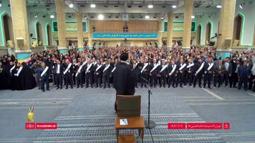 تصاویری از ورود رهبر انقلاب به حسینیه امام خمینی(ره) برای دیدار با جمعی از کارگران