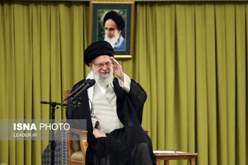 تصاویری از ورود رهبر انقلاب به حسینیه امام خمینی/ آغاز مراسم بزرگداشت شهدای خدمت