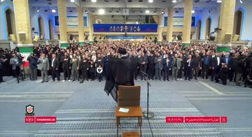 تصاویری از چهره‌های حاضر در مراسم بزرگداشت شهدای خدمت در حضور رهبر انقلاب/ از پسران و دختر شهید نصرالله تا علم الهدی، عارف و عراقچی در حسینیه بودند