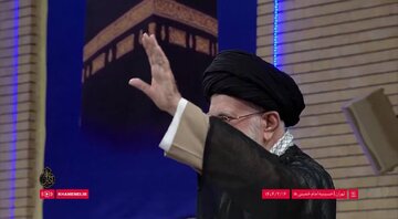 تصویری از آیه معنا دار نصب شده در دیدار امروز رهبر انقلاب با کارگزاران حج