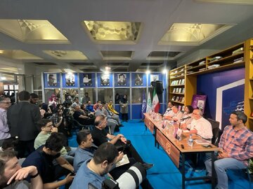 حسن روحانی آدم مظلومی نیست/ فردی رأی بدهد و بعد هشتگ بزنم پشیمانم، سوسول بازی است/ در کتاب «در معیت پرزیدنت» هیچ کسی را ستایش نکردم