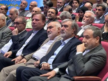 حضور استاندار خوزستان در نخستین نشست منطقه‌ای دیپلماسی اقتصادی استانی در شیراز