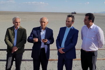 خطر شیوع بیماری ناشی از پیشروی نمک برای حاشیه نشینان دریاچه ارومیه