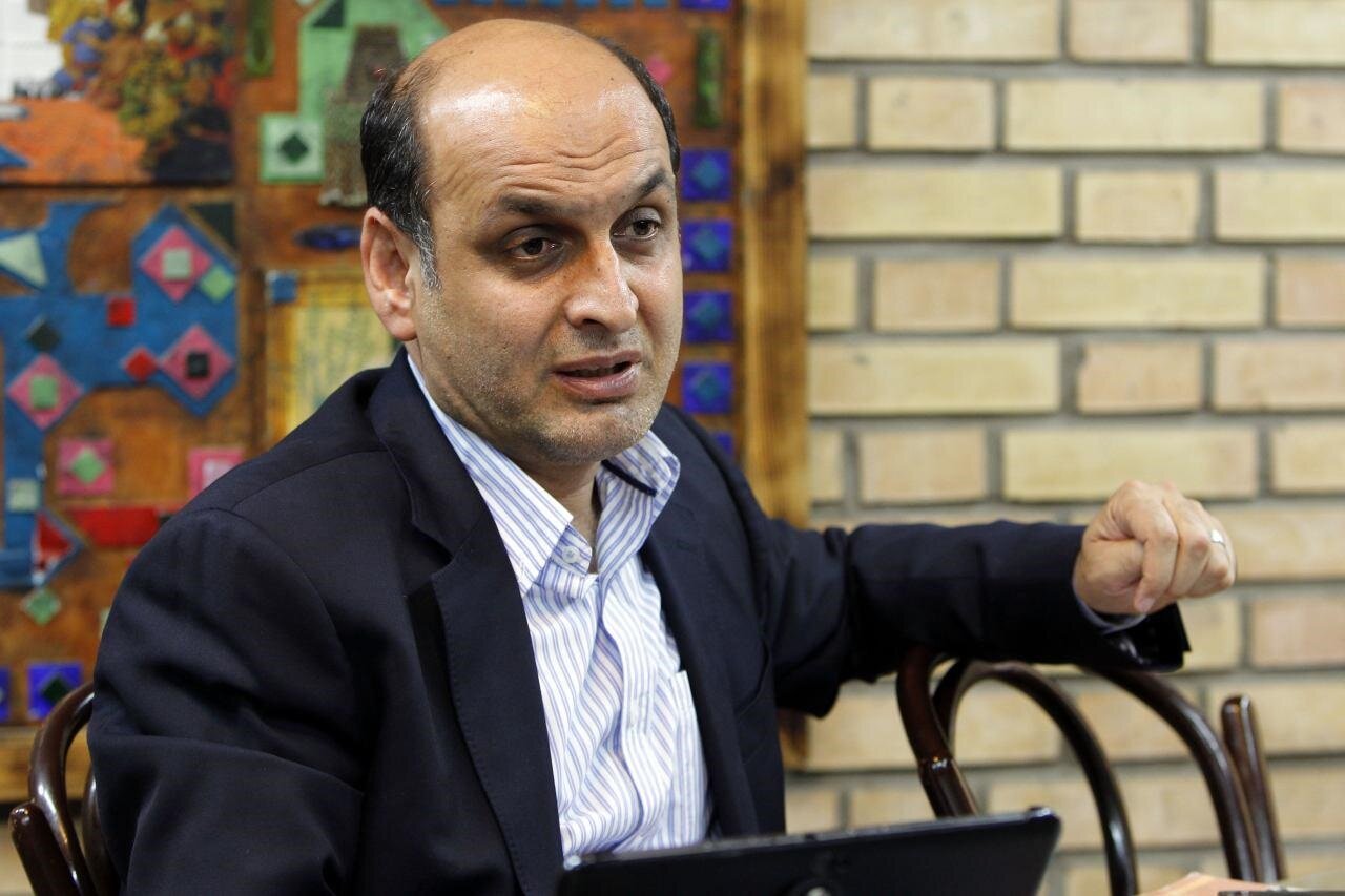 دلار ۲۳ هزار تومان ارزان شد؛ چرا کالاها گران ماندند؟/ حقشناس: انتظار بروز تورم منفی در ایران غیرمنطقی است