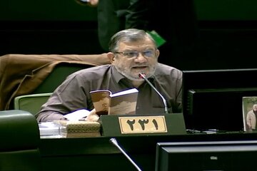 روح الامینی: هشتگ «یواش یواش» را در قانونگذاری، جاری کنیم/ ترامپ از هوش مصنوعی استفاده کند تا تفسیر این عبارت را بفهمد