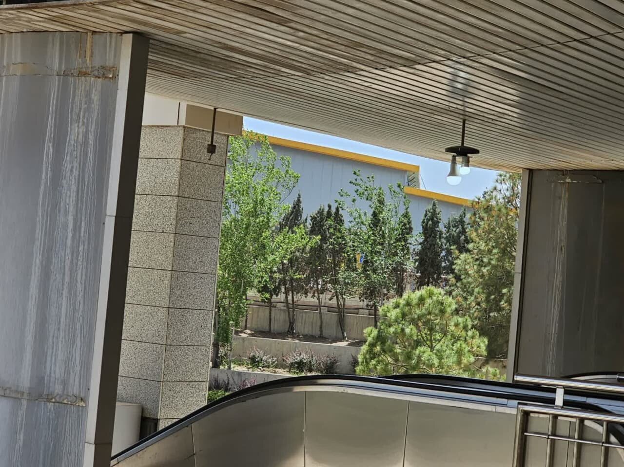 روشن ماندن روزانه چراغ‌های متروی کاوه اصفهان در فضای باز + تصاویر