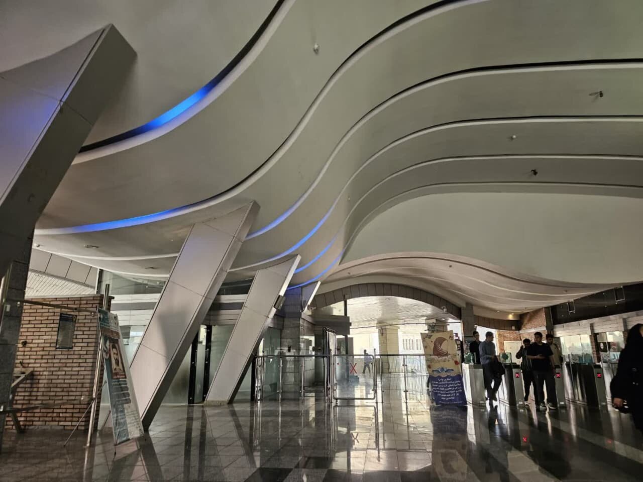 روشن ماندن روزانه چراغ‌های متروی کاوه اصفهان در فضای باز + تصاویر