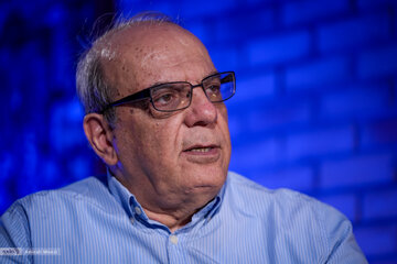 عباس عبدی به پزشکیان: حاضرید هزار تومان به برگزاری ۱۲۰ هزار مراسم برای آقای رئیسی کمک کنید؟/ این برنامه ها به زیان آن مرحوم است