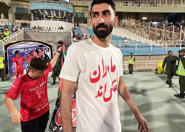 عکس| ژست عجیب بیرانوند و شجاع خلیلزاده با جام قهرمانی در هواپیما
