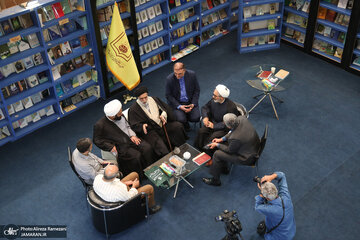 عکسی از برادر رهبر انقلاب در نمایشگاه کتاب