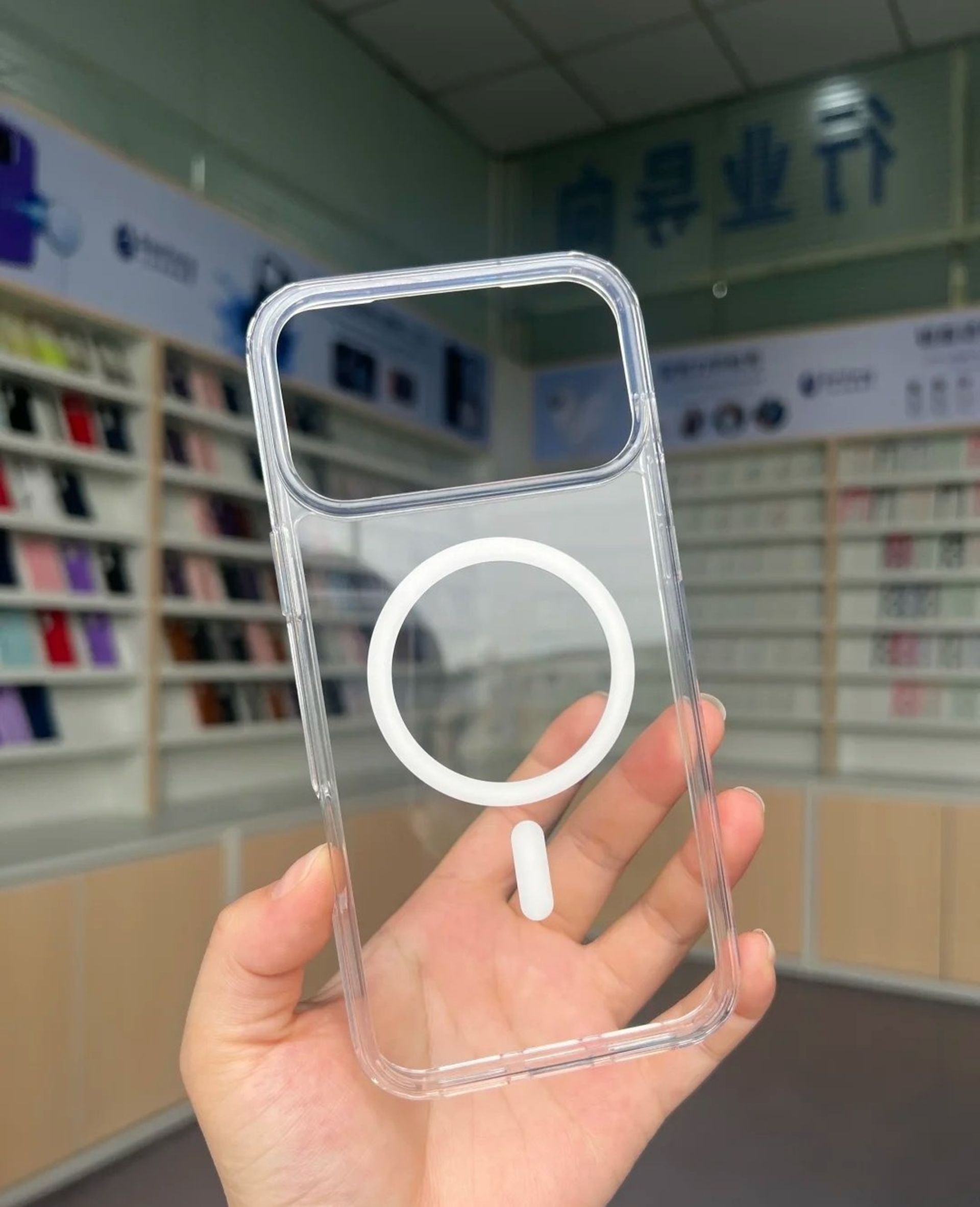 قاب آیفون ۱۷ پرو مکس در دست