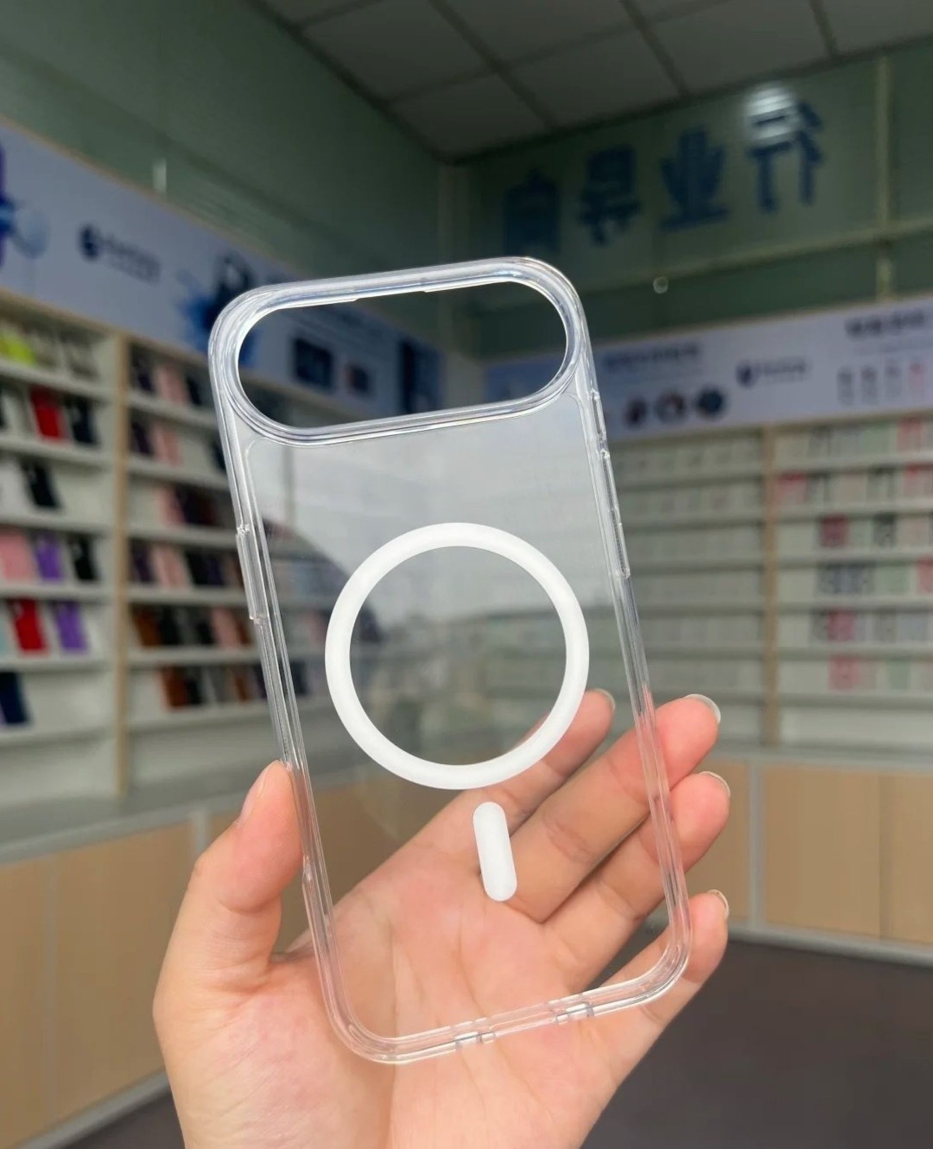 قاب آیفون ۱۷ ایر در دست