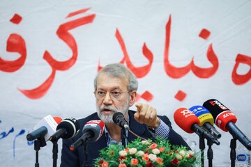 قطع برق، علی لاریجانی را هم گیر انداخت/ بازار داغ سلفی با علی لاریجانی در دانشگاه شاهد+تصاویر