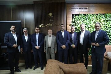 معاون وزیر اقتصاد و دارایی در دیدار با استاندار خوزستان مطرح کرد:
انتقال حسابهای شرکتهای نفت و پتروشیمی به خوزستان تا نیمه امسال اجرایی میشود