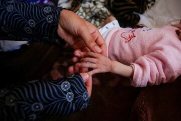 نوزاد فلسطینی از گرسنگی در آغوش مادرش جان داد