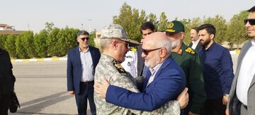 وزیر دفاع با استقبال استاندار خوزستان وارد آبادان شد