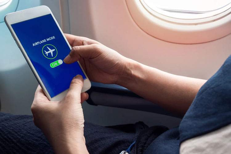 وقتی گوشی خود را در حالت هواپیما قرار نمی‌دهید چه اتفاقی می‌افتد؟