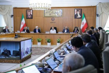 پزشکیان به دولتمردان: اگر آمریکایی‌ها ببینند در داخل وحدت و همدلی داریم نمی‌توانند طمع کنند/ با مردم تعامل محترمانه داشته باشید