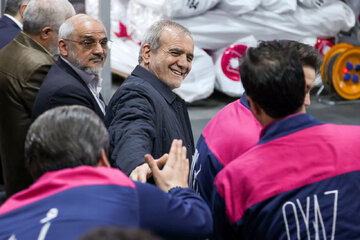 پزشکیان درباره تشریفات در سفرهای استانی چه موضعی دارد؟/ رئیس جمهوری اساساً با هرگونه گفت‌وگوی نمایشی یا سخنرانی صحنه‌آرایی‌شده در بدو ورود مخالف‌ است