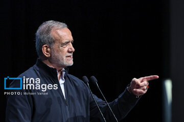 پزشکیان: یکباره اعلام می کنند ۱۰ همت پول در یک بانک گم شد؛ مگر پول گم می شود؟!/ رانت و رشوه و زمین خواری و قاچاق  به خاطر این است که داده نداریم